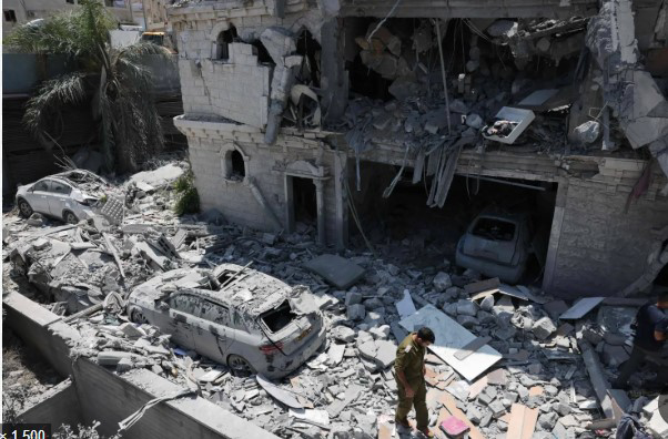 صواريخ إيران تضرب مجمعًا سكنيًا في إسرائيل.. طهران تتحدث عن “تشويش” وتل أبيب تتهمها باستهداف المدنيين